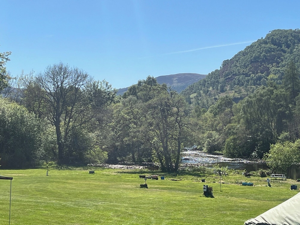 Yurt Retreat - Overlooking the River Blackwater