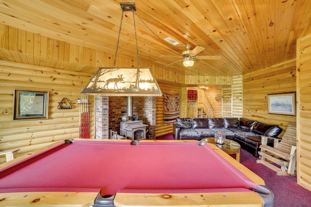 Decks & Views: Spacious Cabin Near Table Rock Lake