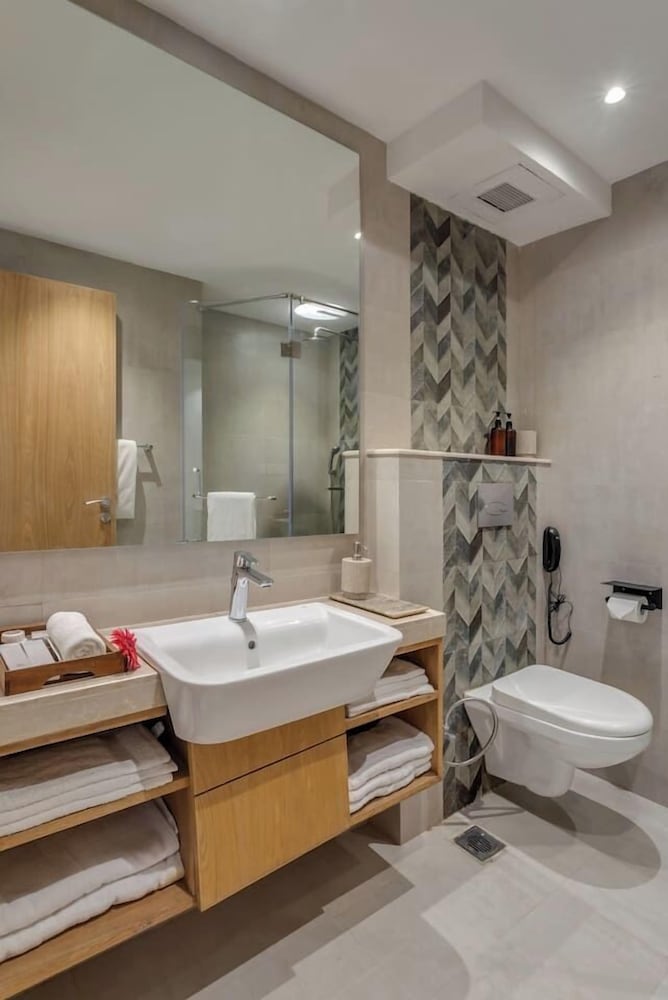 Hidden Gem Luxe Suite w Pool View - 1km to Beach