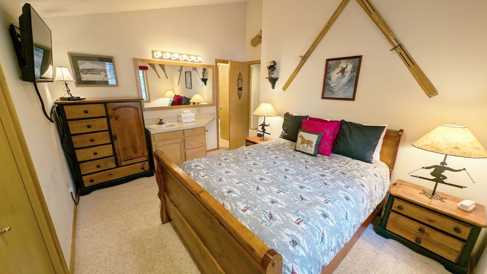 Snowshoe Inn-pyramid Mtn 7 3 Bedroom Home