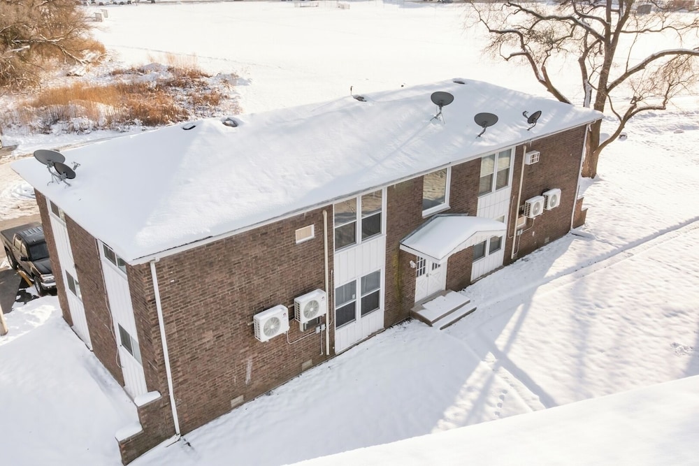 Modern 1BR Apt Near Lake & Downtown