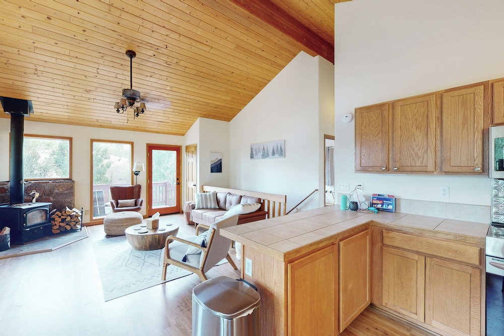 3 BR Cabin w/ Hot Tub, Large Deck & Wifi