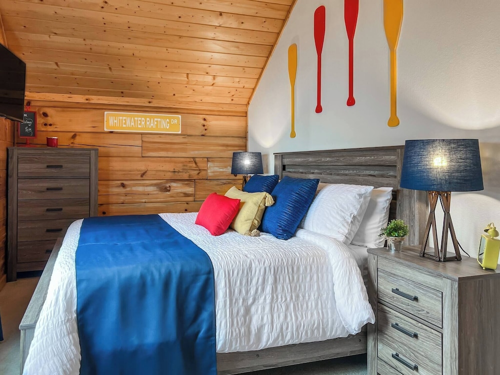 3 Kings 4 Bunks-sleeps 10-smart TV X6-parking out Front-full Kitchen-hot Tub