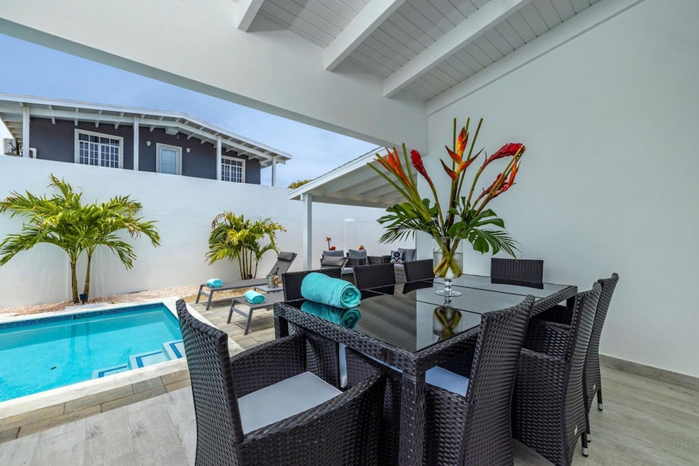 NEW 5BR Villa w Privatepool 3min to Eagle Beach