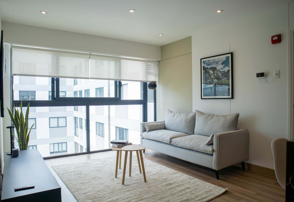 Majestic 2BR With Modern Pool in Miraflores