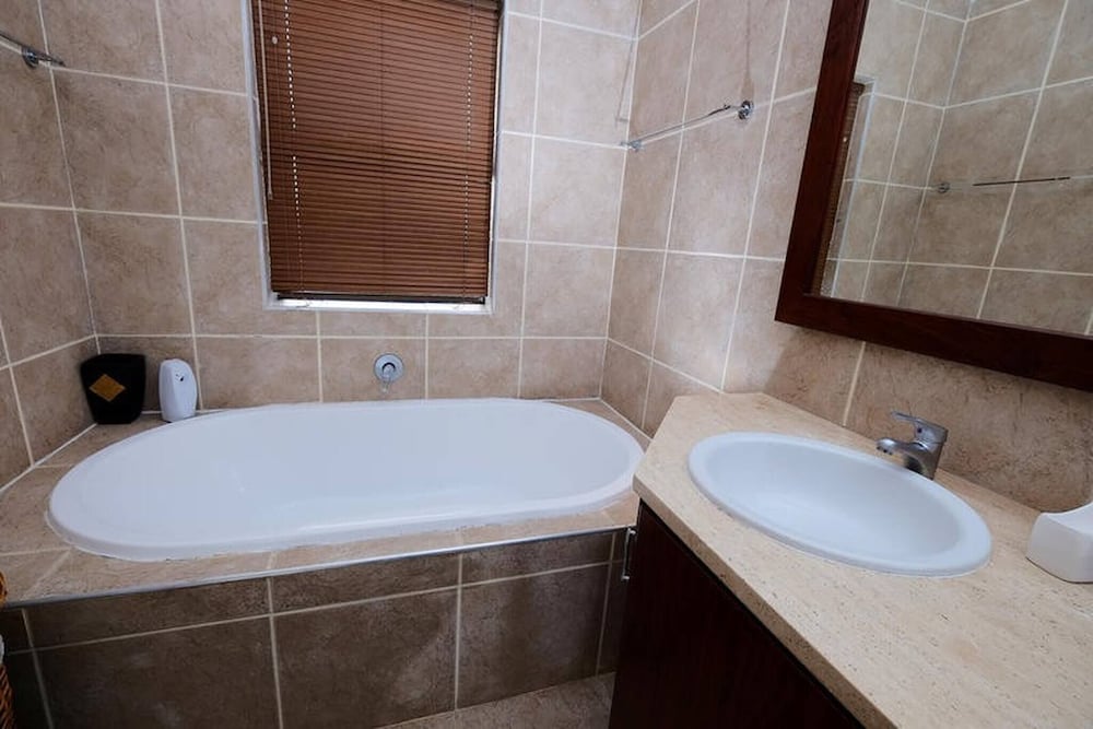 Charis to Theo - Relax in Style at This 3-bedroomed Langebaan Holiday House