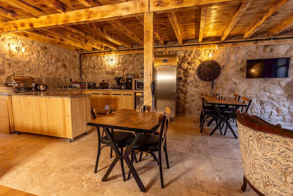 Arkelas Cave House