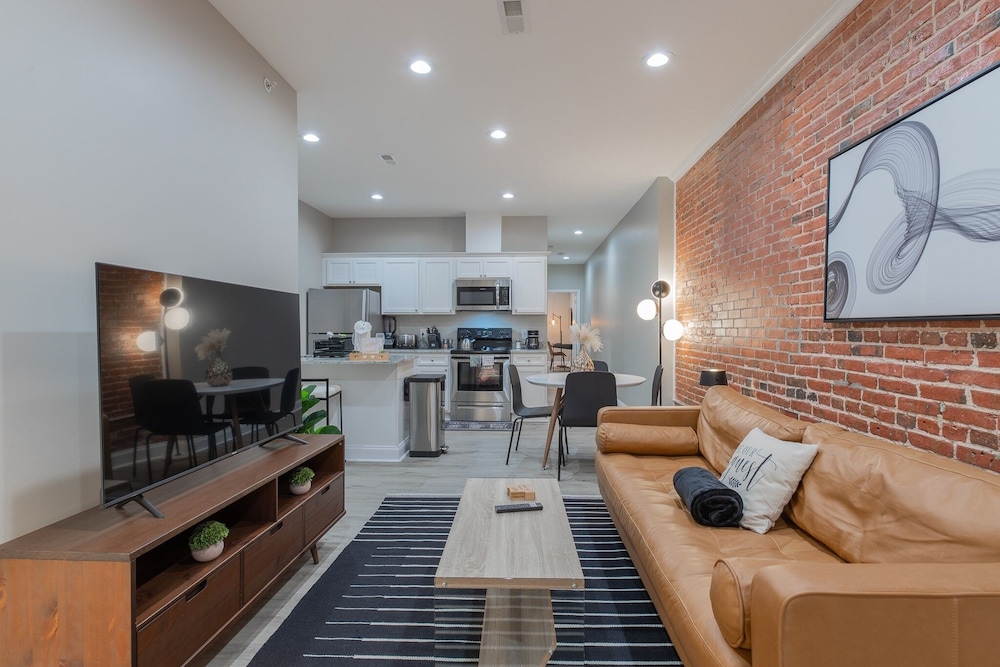 Baltimore's Home Away From Home 2 Bedroom Apts by Redawning - Property Image 5