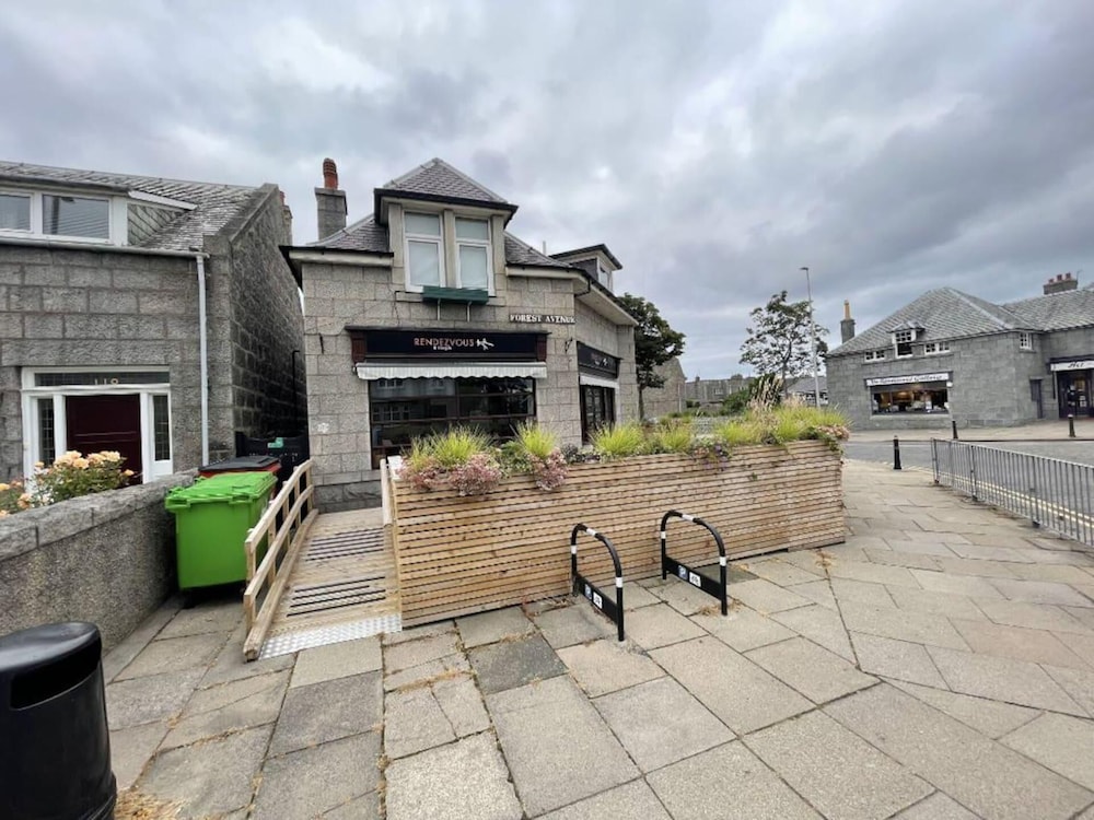 Summit West End Elegant 1 Bed Flat Free Parking view 5