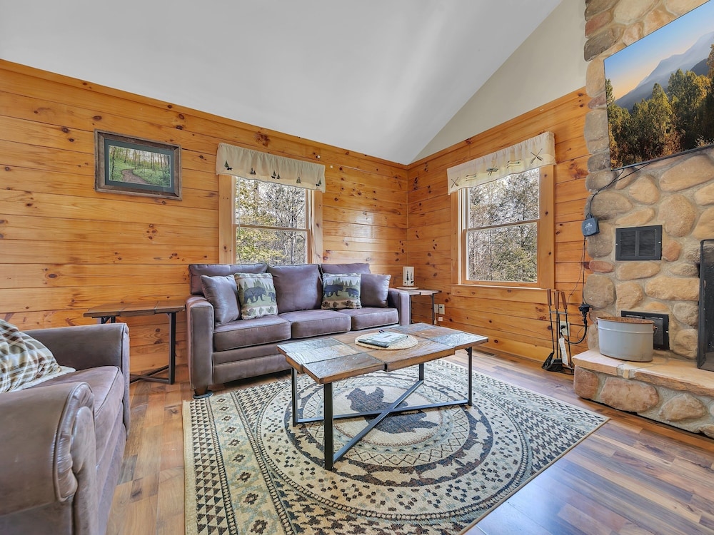 Greenbrier Woods 2 Bedroom Cabin