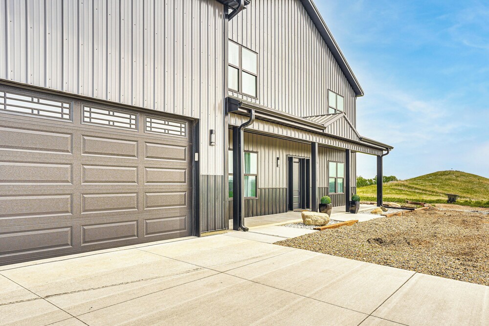 2 Mi to Lewis and Clark Lake: Spacious Getaway