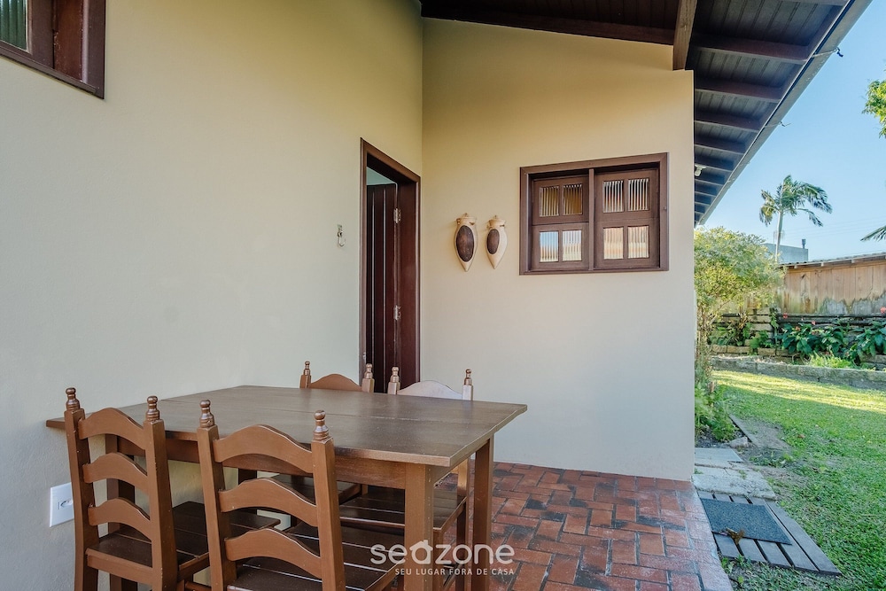 3-bedroom House 800m From the Beach Tab0140