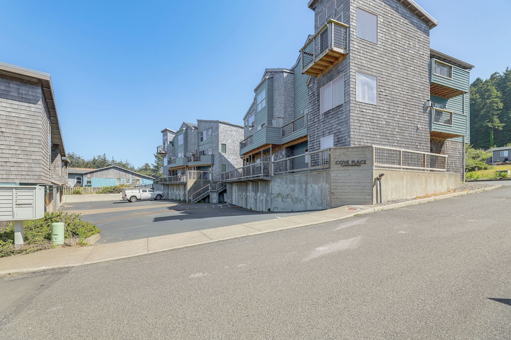 Steps to Pirate Cove: Oregon Coast Condo w/ View