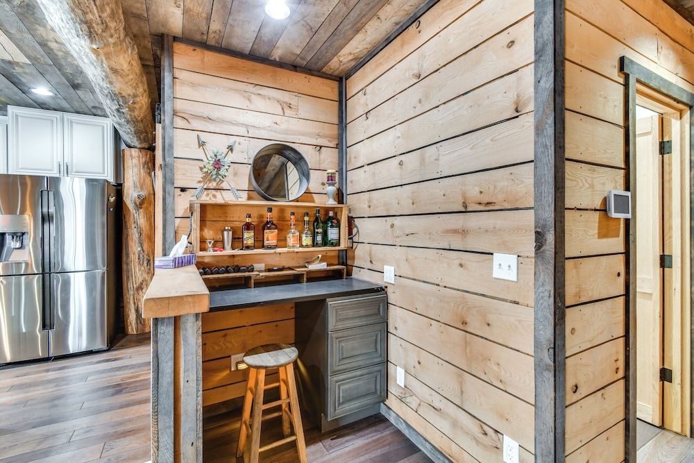 Perfect for Families: Custom-built Harrison Cabin!