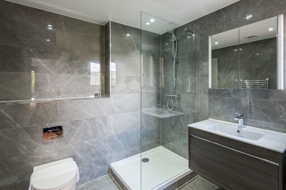The Carlyle - Elegant Serviced Apartments