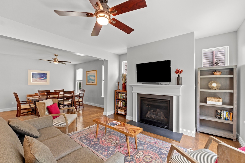 Modern Home W/garage Near SLU JZ Vacation Rentals