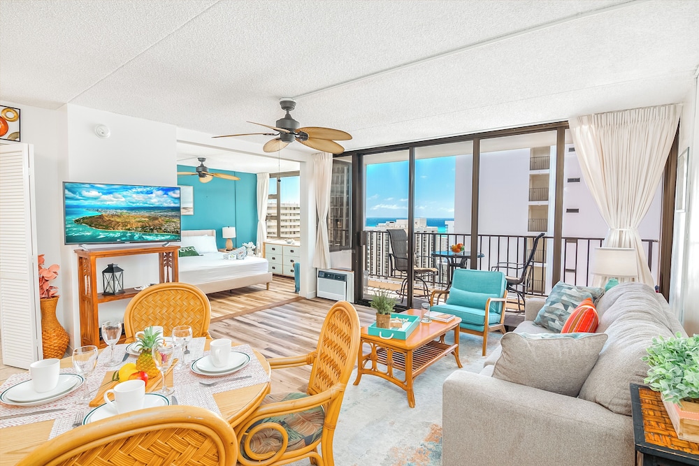 High Floor Ocean View Condo (King Bed and Parking): hotel room photo