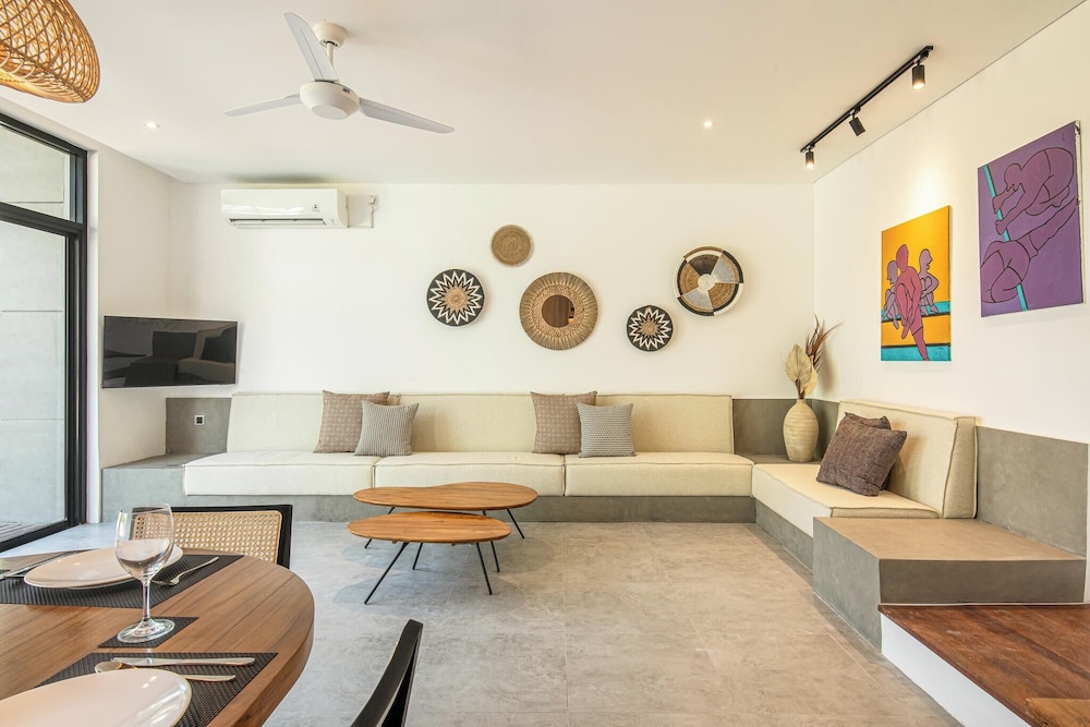 Opulent 5BR Modern Villa 400m From the Ocean