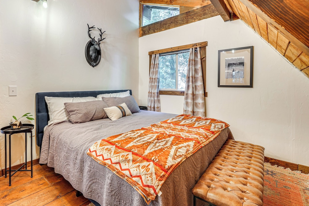 3 Mi to Lake Arrowhead Village: Dog-friendly Cabin