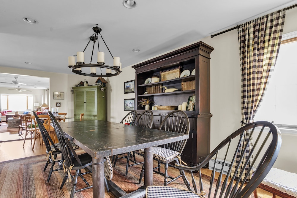 Home Port - Spacious Retreat In Prime Location 4 Bedroom Home