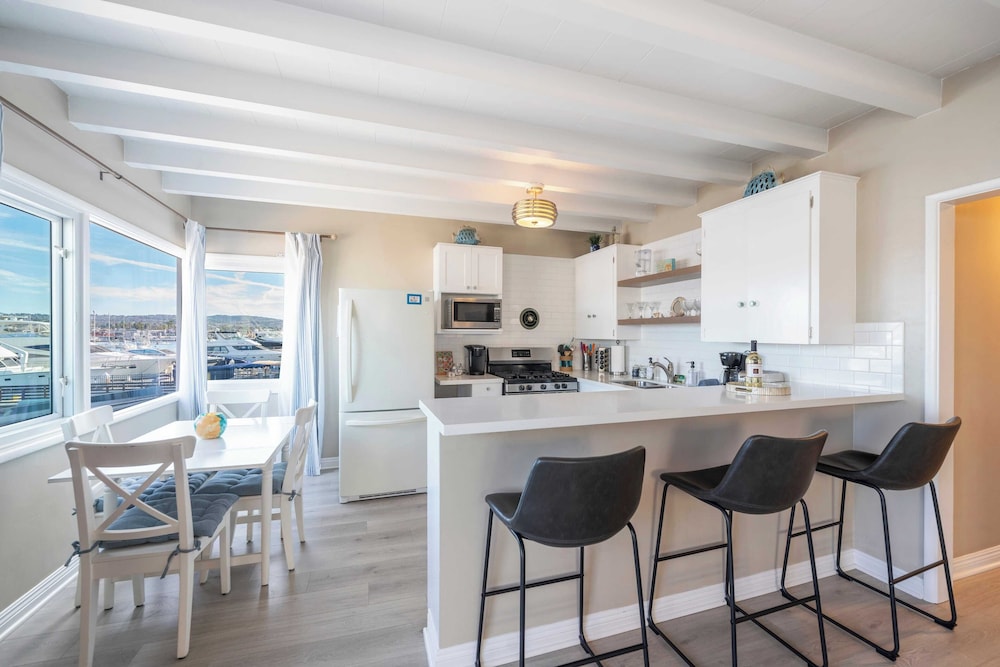 Sleeps 18 Dock, Walk to Beach, Balboa Fun Zone & Dining Edgewater Place