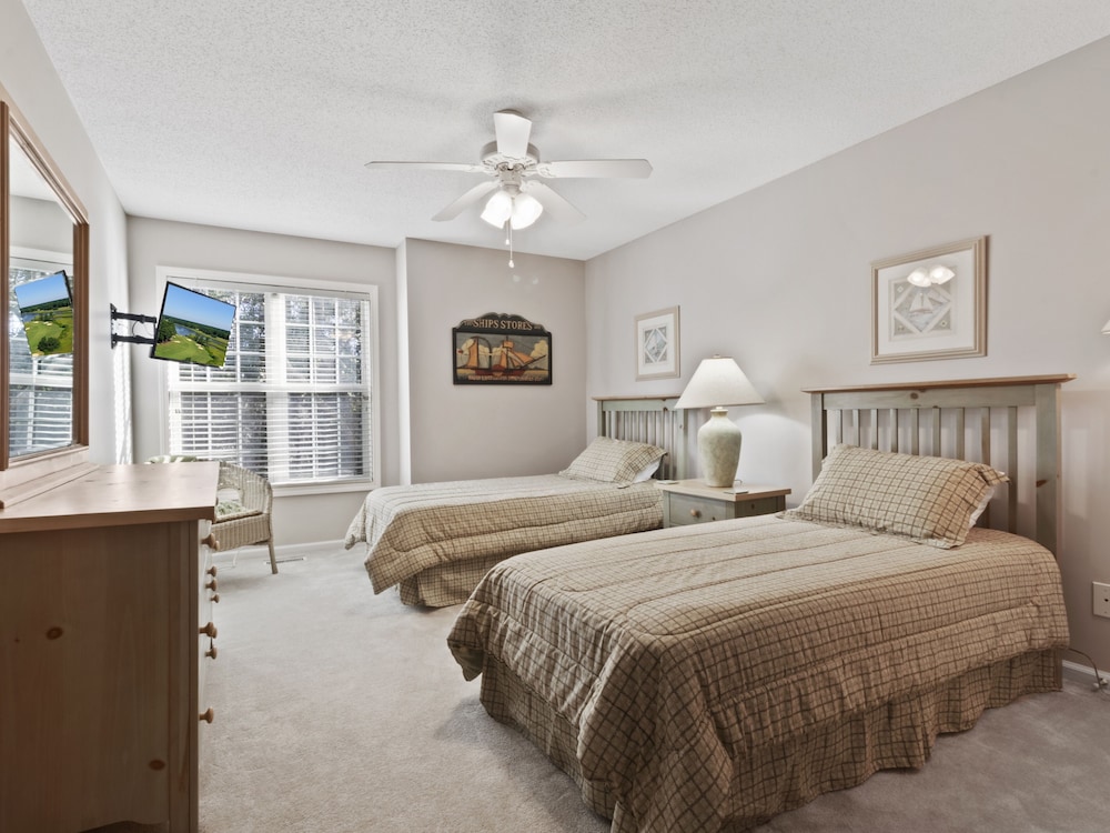 Fairway Oaks #20d 3 Bedroom Condo by RedAwning view 4