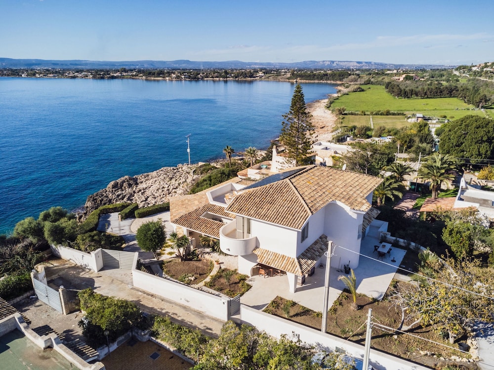 Villa Plemmiria by the Sea by Wonderful Italy