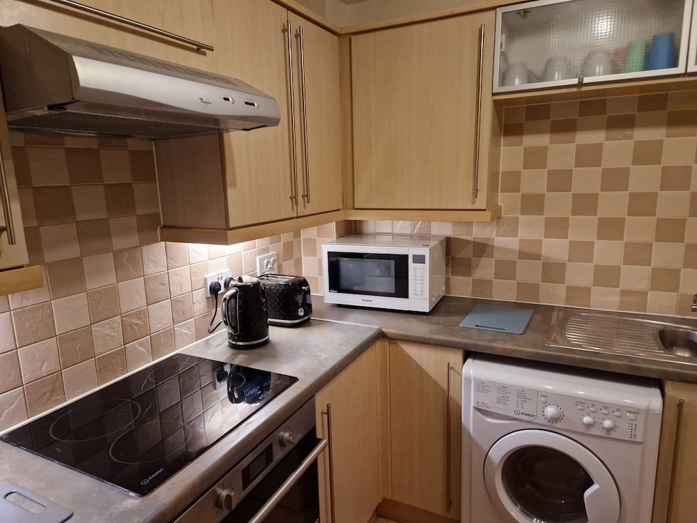 2 Bed Flat - Sleeps 4 - Parking - Wifi view 5