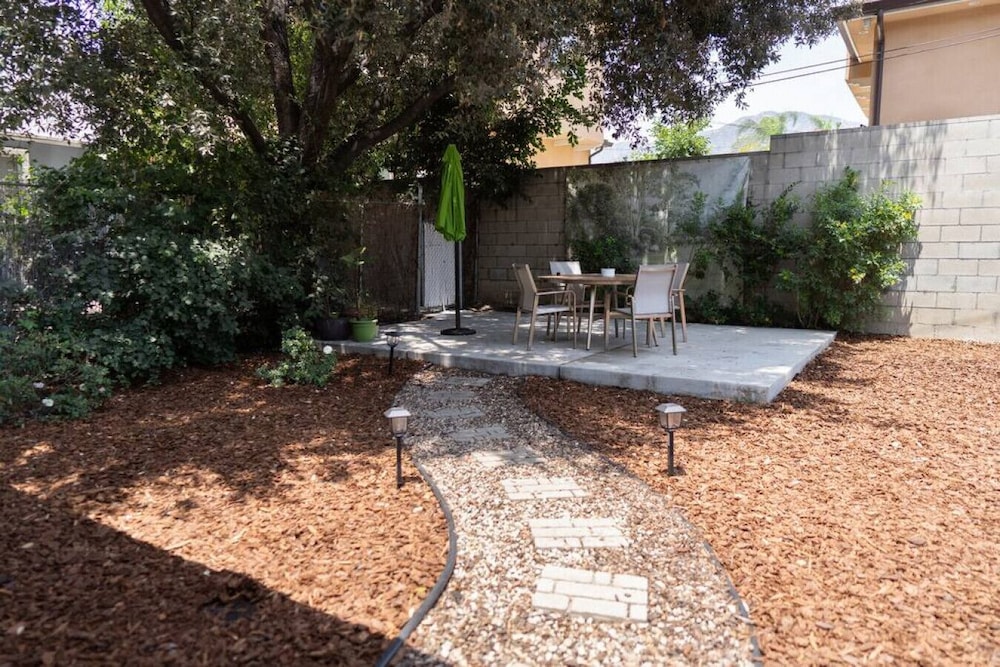 Updated 1BR House in Glendale With Private Fenced Yard p55