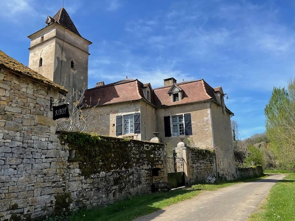 Historic Mansion by the River Lot in Cenevieres