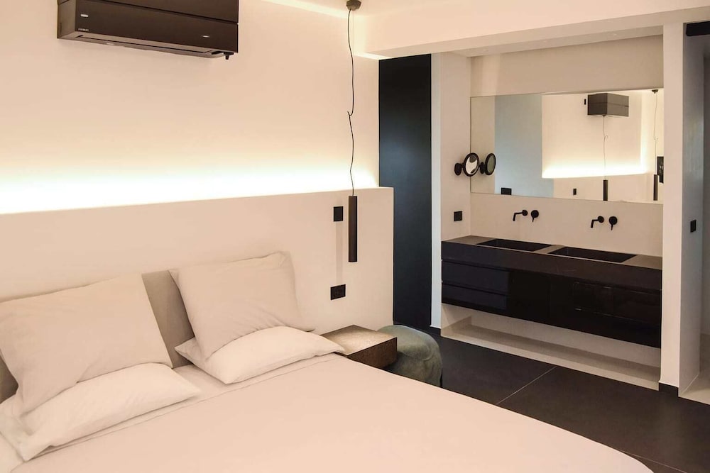 White and Black Cozy Suite in Aegina