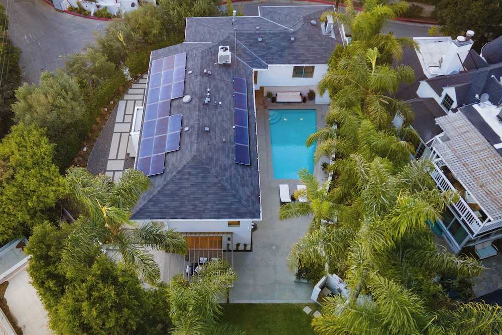 Luxury Hollywood Hills Home With Pool, Outdoor Dining & Iconic Views Skyline Chalet