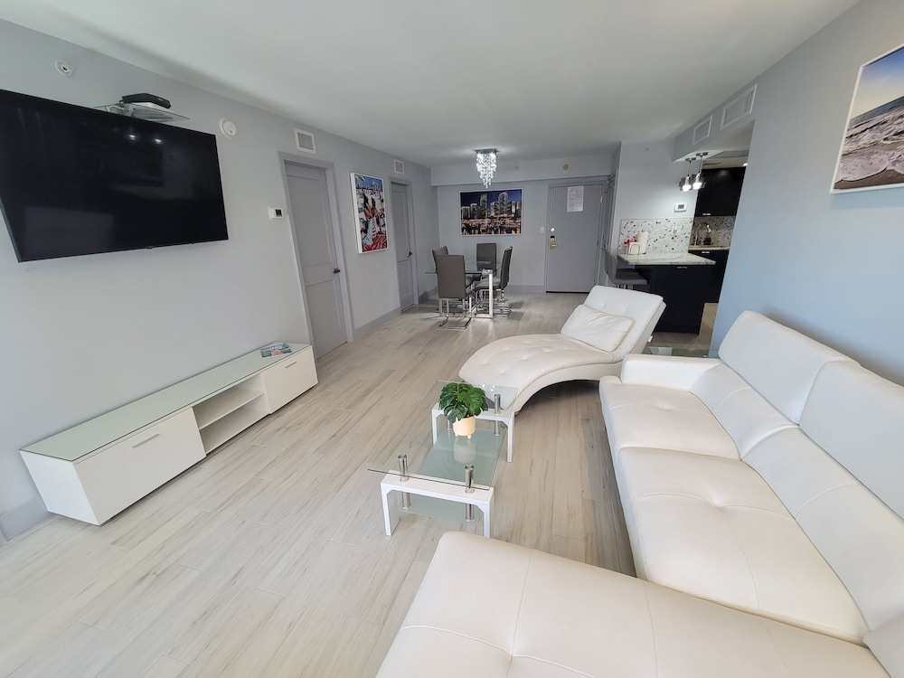 Alexander 817 3 Bedroom Apts