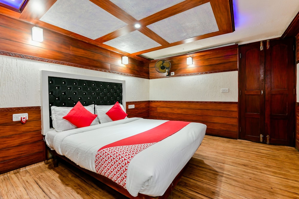 OYO 23482 Sht Symphony Premium Sharing Houseboat view 3