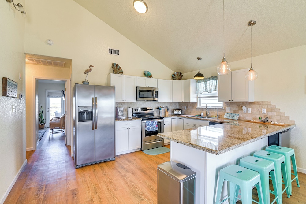 Walk to Beach: Gulf-view Home in Surfside Beach!