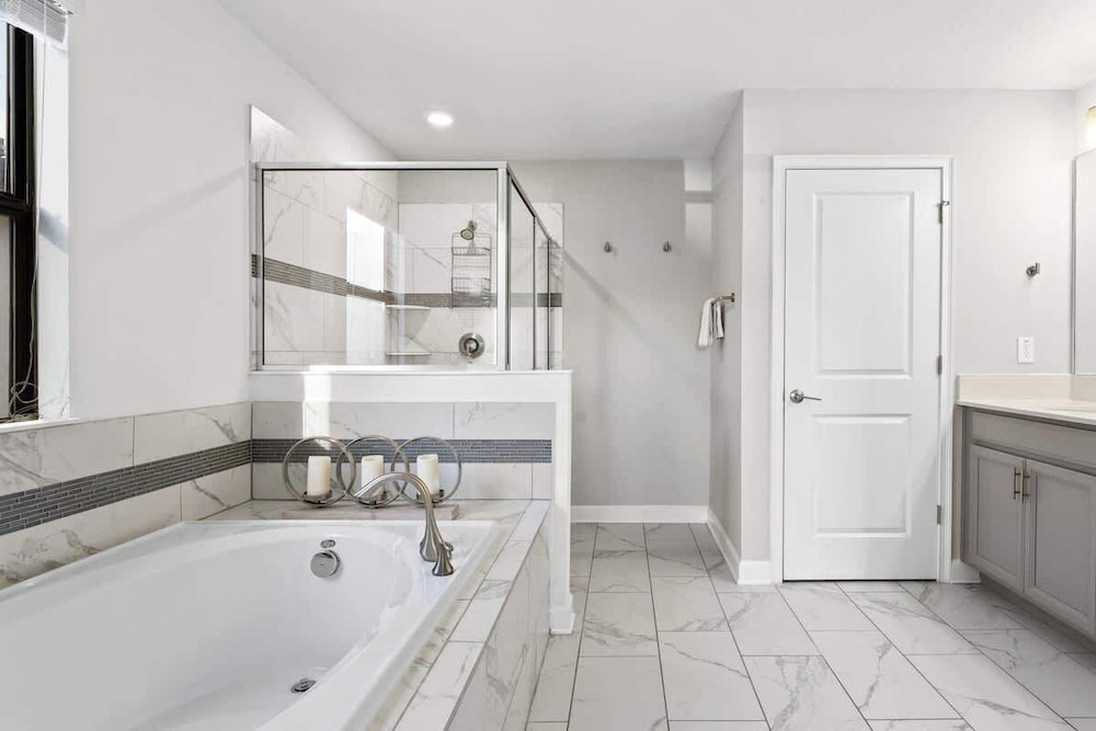 Luxury Decor 6BR at Storey Lake Sleeps 16