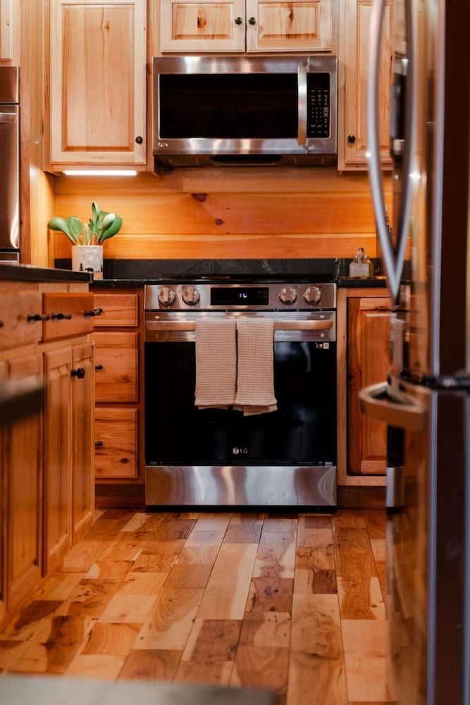 Sleeps 16! Luxury Cabin With Game Room & Hot Tub