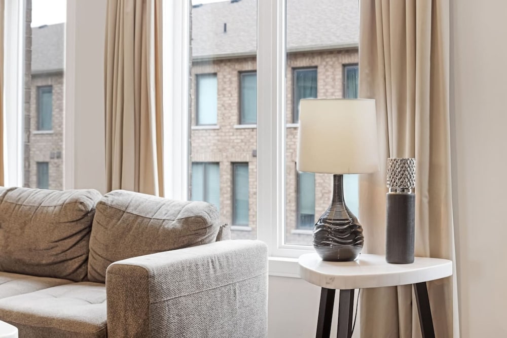Family-friendly 3BR Mississauga Home w Parking