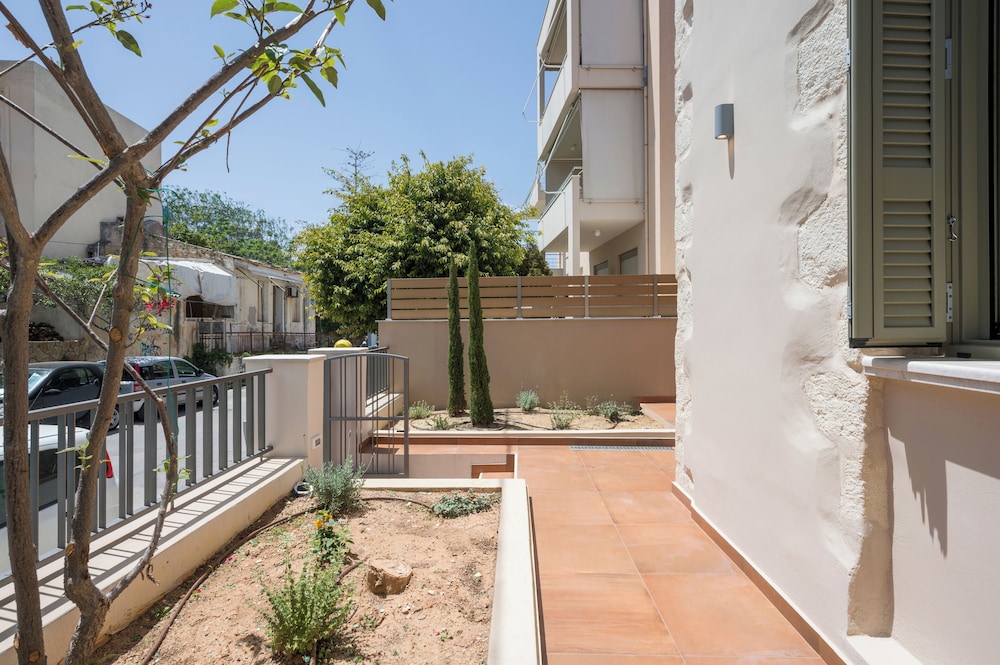 Lithos Residence