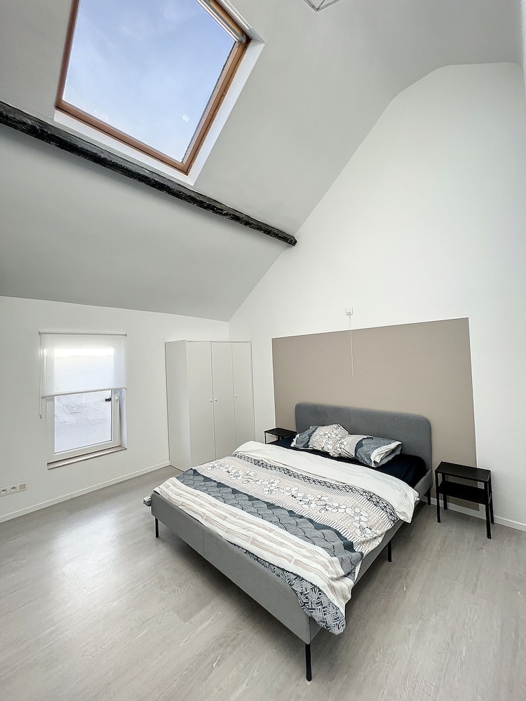 House With Free Parking 15 Min From The Airport view 2