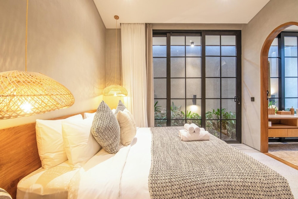 Stylish 5BR Boho Hideaway, 5 Minutes Bingin Beach