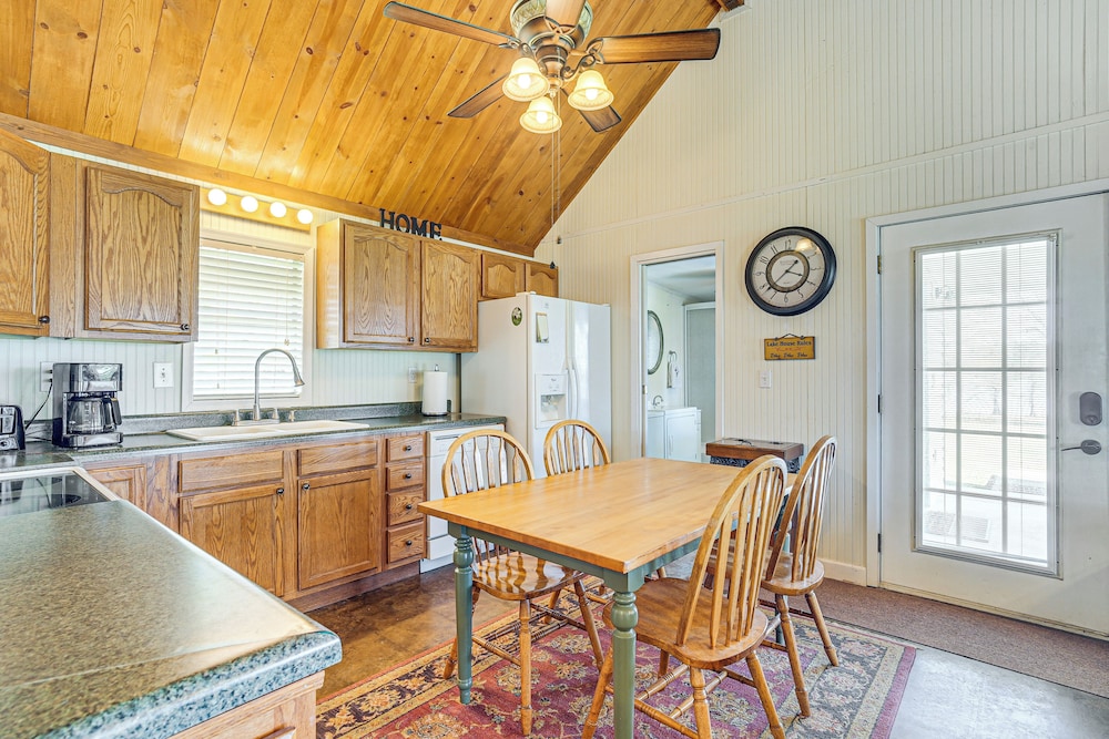 Boat & Swim: Lakefront Toledo Bend Retreat!