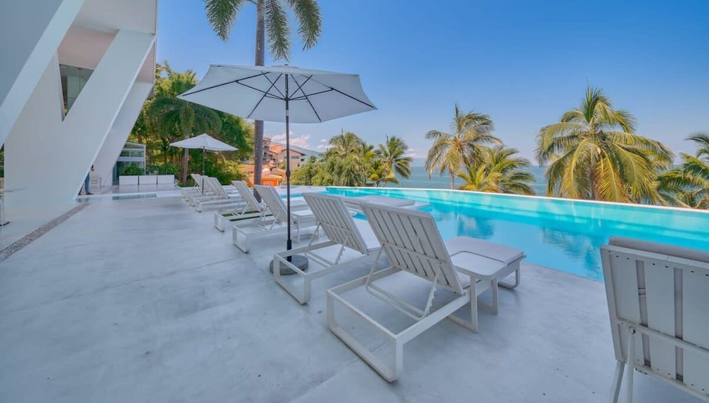 Luxurious 2BR Condo - Amazing Ocean View - Pool