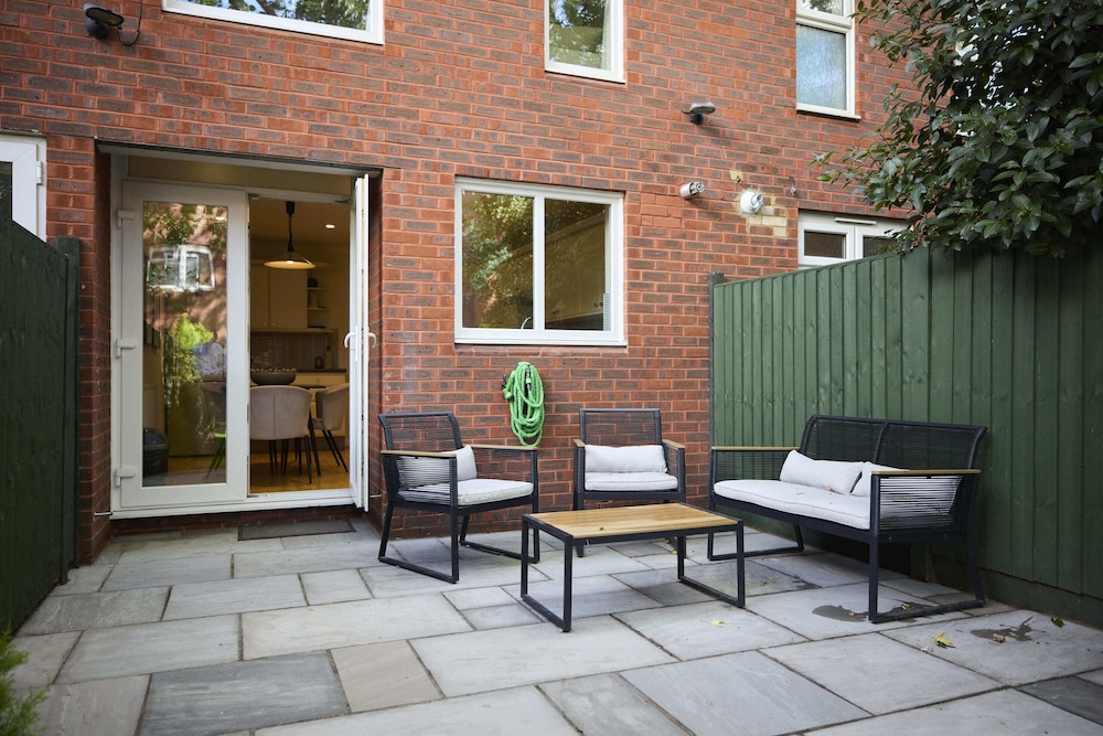 Chiswick Townhouse with Garden & Parking