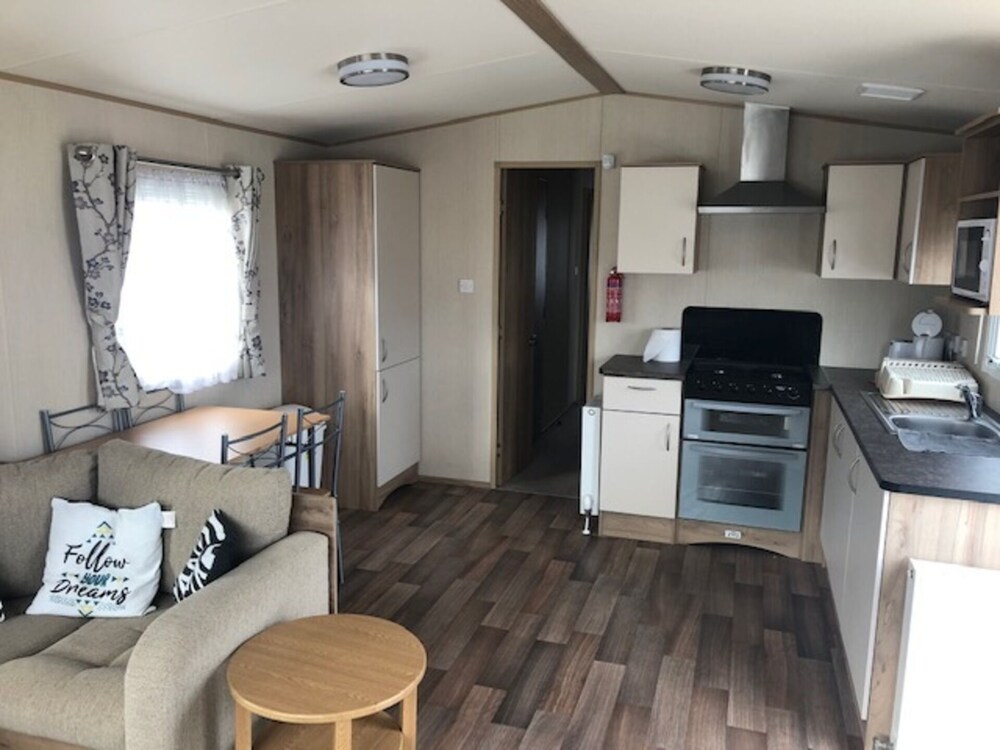 Beautiful Cosy 2-bed Caravan in Clacton-on-sea view 5