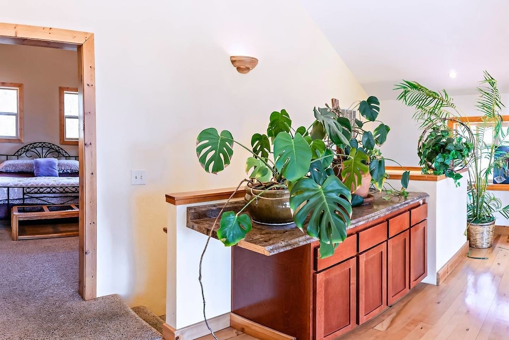 Yreka Vacations - Sunset Chalet - 2600 Sq.ft. Multi-seasonal Retreat - Property Image 3