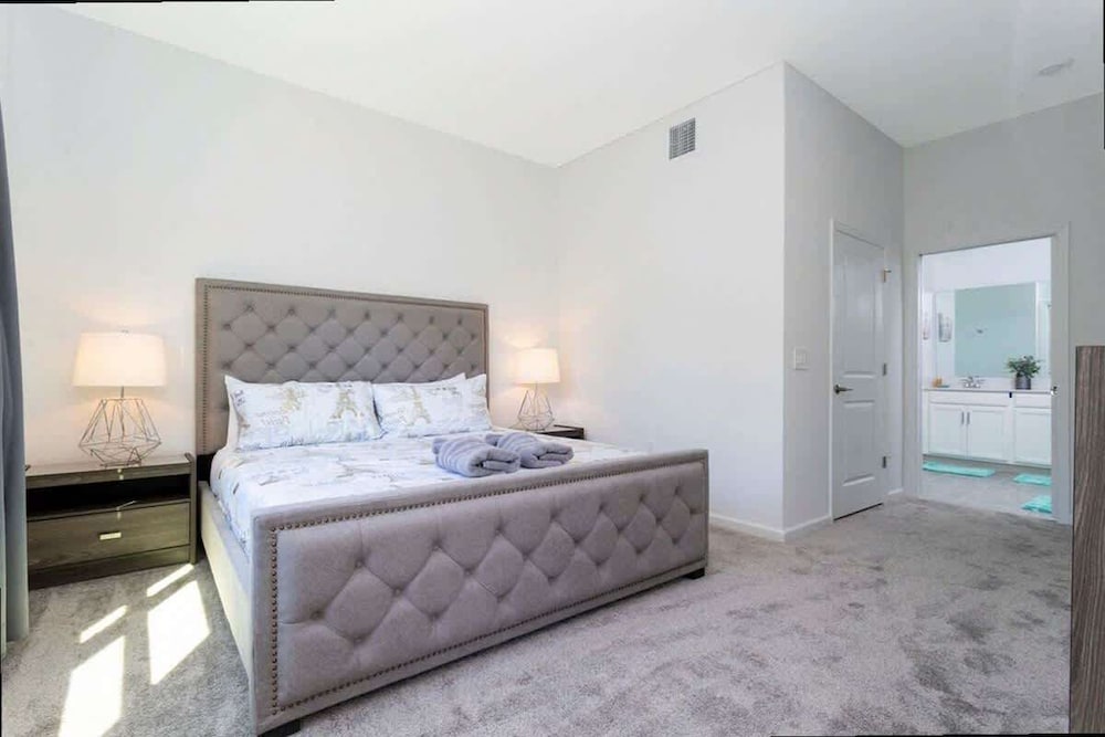 Modern 2Bd Townhome Minutes to Disney w Waterpark