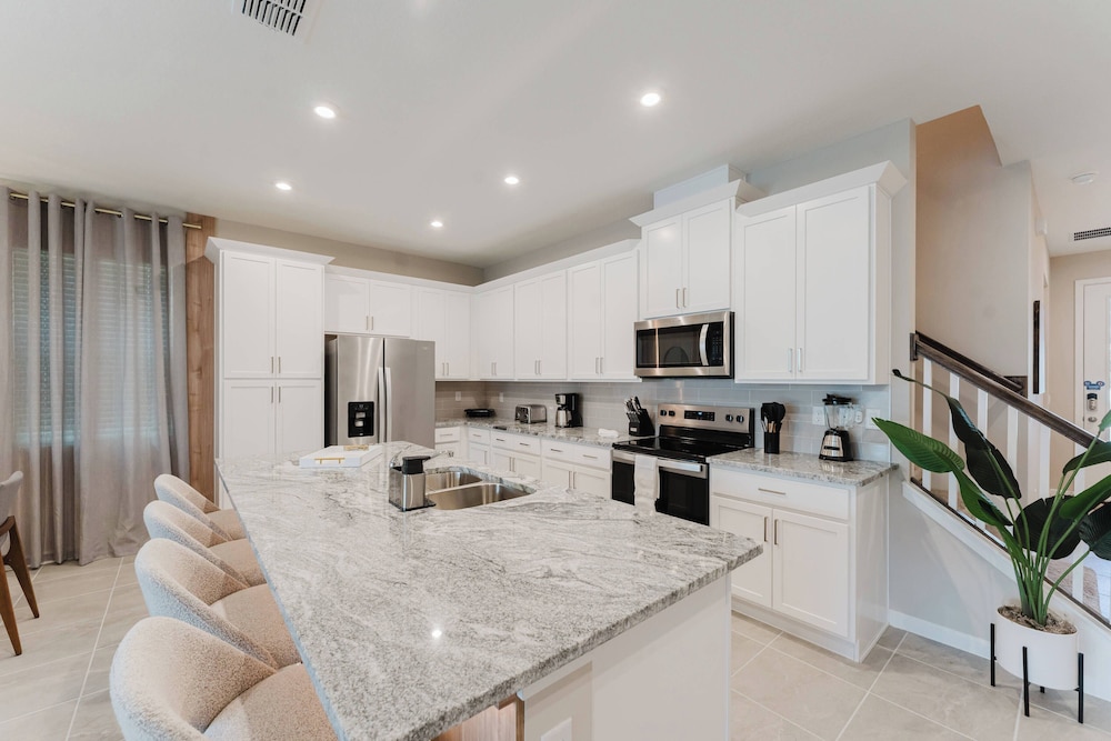 Themed 6BR Solara Near Disney Pool Summerkitchen