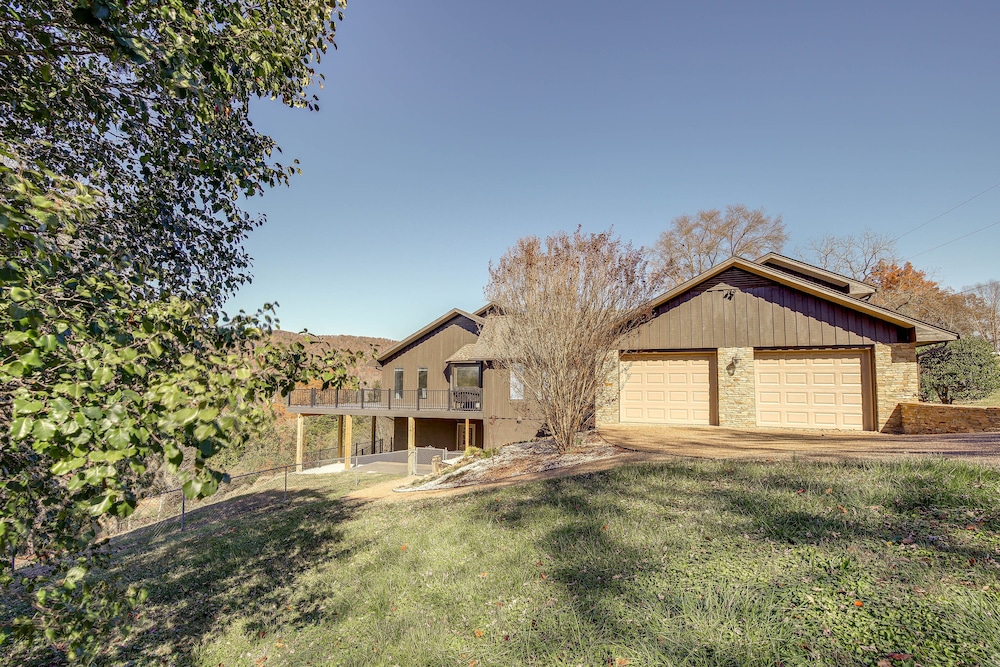 Lafollette Home: Community Pool & Mountain Views! view 2