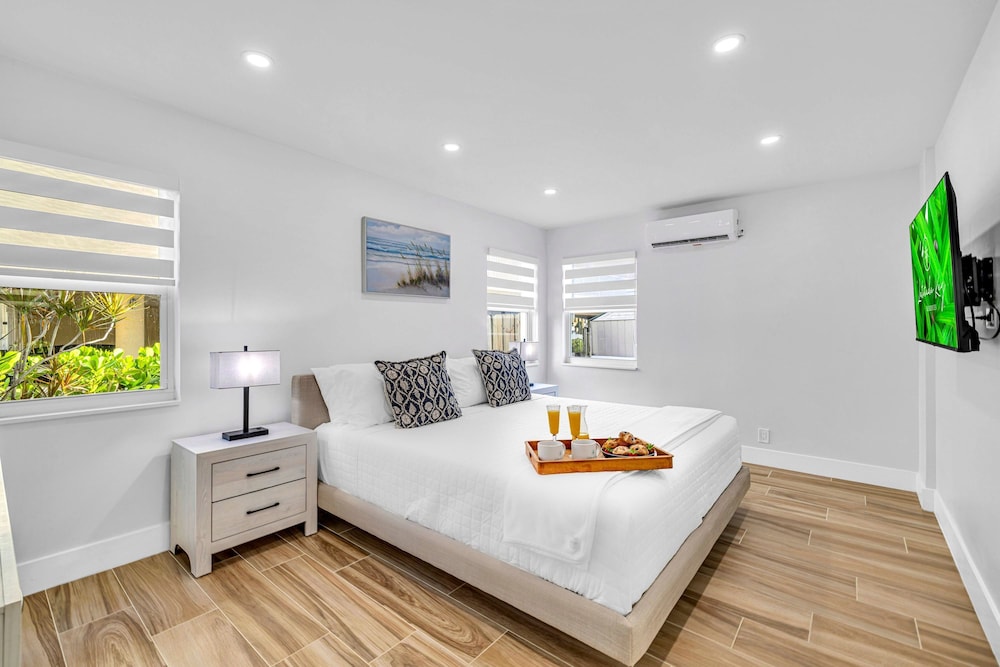 Beach Condo King Bed Lush Patio w BBQ Birch Key Two